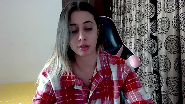 RoseDiamond06 online show from December 2024 08:29:01 PM