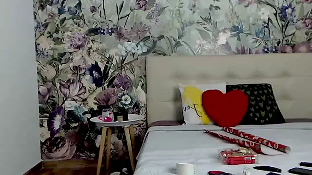RoseDiamond06 online show from December 2024 03:00:02 PM