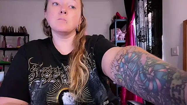 kisicaxx online show from November 2025 03:24:01 PM