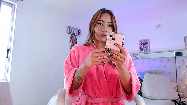 hollythomson online show from January 2025 05:53:01 PM