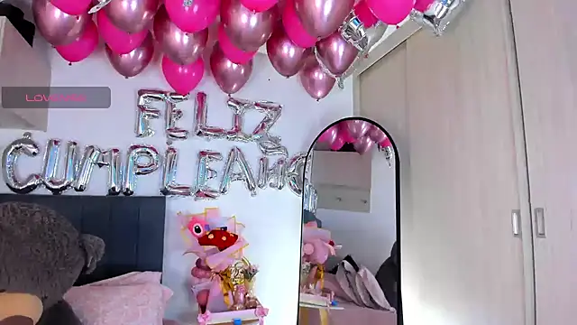 Snapshot of hollyprincess_2 chatting on May 2026 05:04:01 AM hollyprincess 2 online show from May 2026 05:04:01 AM