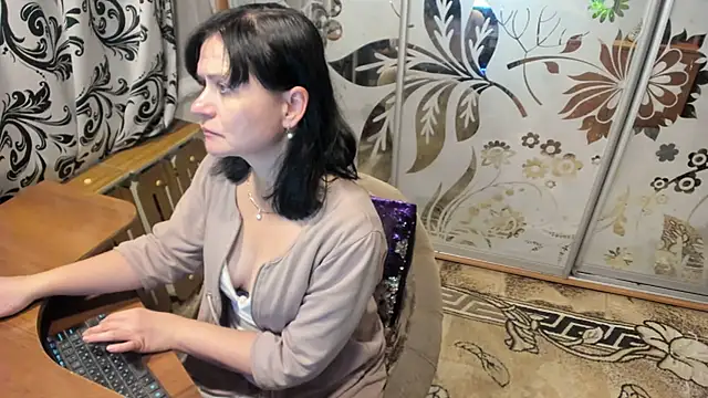 Snapshot of EVILENSA chatting on December 2024 04:54:01 PM EVILENSA online show from December 2024 04:54:01 PM