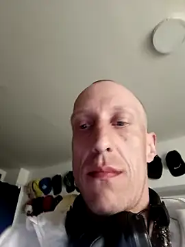 Snapshot of ReneJurik chatting on March 2025 01:00:02 AM ReneJurik online show from March 2025 01:00:02 AM