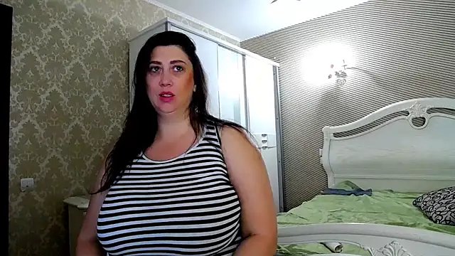 Snapshot of Evelyn_Shy chatting on October 2025 06:14:01 AM Evelyn Shy online show from October 2025 06:14:01 AM