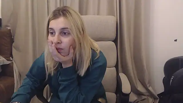 Aliss Hottie online show from November 2025 05:45:02 PM