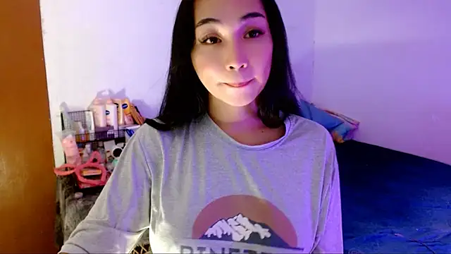 Snapshot of SweetLilly_18 chatting on October 2025 02:10:01 AM SweetLilly 18 online show from October 2025 02:10:01 AM