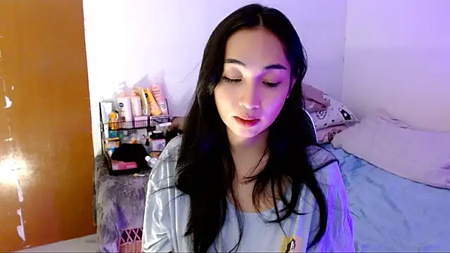 Snapshot of SweetLilly_18 chatting on October 2025 05:52:02 AM SweetLilly 18 online show from October 2025 05:52:02 AM