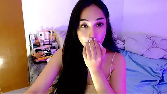 Snapshot of SweetLilly_18 chatting on October 2025 04:57:01 AM SweetLilly 18 online show from October 2025 04:57:01 AM