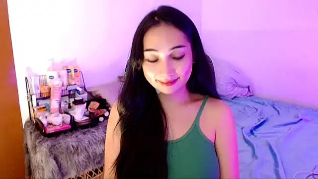 Snapshot of SweetLilly_18 chatting on October 2025 01:46:02 AM SweetLilly 18 online show from October 2025 01:46:02 AM