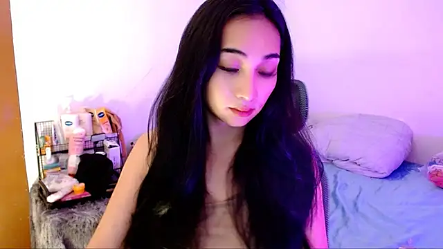 Snapshot of SweetLilly_18 chatting on October 2025 02:19:01 AM SweetLilly 18 online show from October 2025 02:19:01 AM