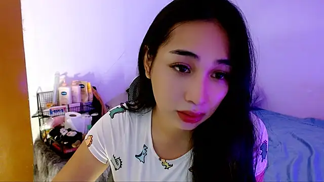 Snapshot of SweetLilly_18 chatting on November 2025 02:33:01 AM SweetLilly 18 online show from November 2025 02:33:01 AM