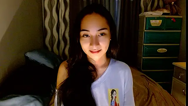 Snapshot of SweetLilly_18 chatting on June 2026 07:03:02 AM SweetLilly 18 online show from June 2026 07:03:02 AM