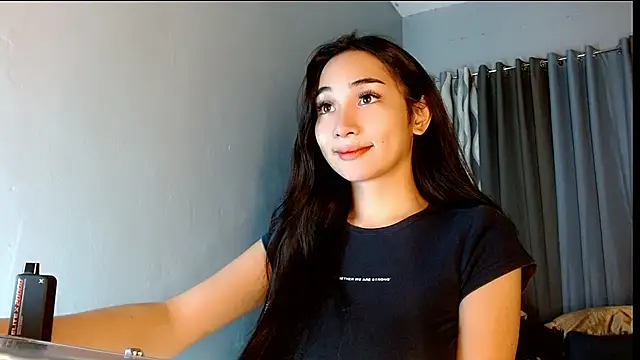 Snapshot of SweetLilly_18 chatting on July 2026 03:11:01 AM SweetLilly 18 online show from July 2026 03:11:01 AM