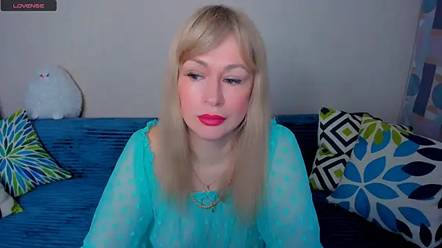 Snapshot of EllenMoore chatting on April 2026 03:09:02 AM EllenMoore online show from April 2026 03:09:02 AM