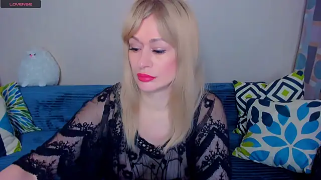 Snapshot of EllenMoore chatting on April 2026 03:09:02 AM EllenMoore online show from April 2026 03:09:02 AM