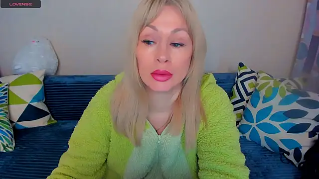 Snapshot of EllenMoore chatting on April 2026 03:10:01 AM EllenMoore online show from April 2026 03:10:01 AM