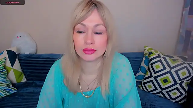 Snapshot of EllenMoore chatting on May 2026 03:11:02 AM EllenMoore online show from May 2026 03:11:02 AM