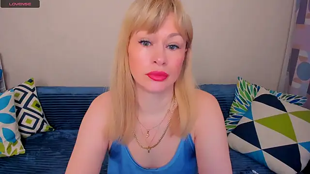 Snapshot of EllenMoore chatting on May 2026 03:12:01 AM EllenMoore online show from May 2026 03:12:01 AM