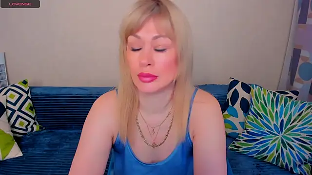 Snapshot of EllenMoore chatting on May 2026 03:12:02 AM EllenMoore online show from May 2026 03:12:02 AM