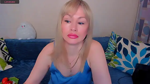 Snapshot of EllenMoore chatting on May 2026 03:13:01 AM EllenMoore online show from May 2026 03:13:01 AM