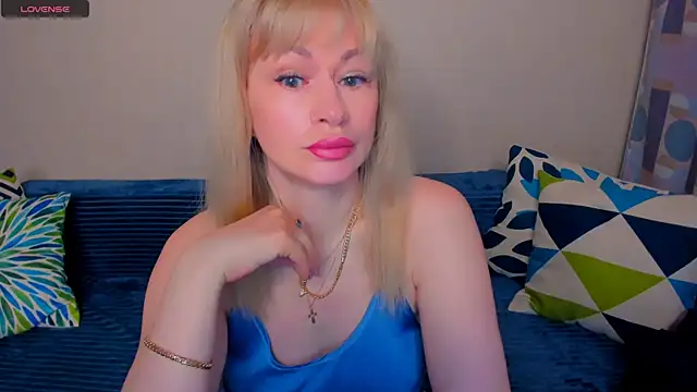 Snapshot of EllenMoore chatting on May 2026 03:12:01 AM EllenMoore online show from May 2026 03:12:01 AM