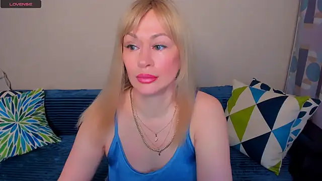 Snapshot of EllenMoore chatting on May 2026 03:11:02 AM EllenMoore online show from May 2026 03:11:02 AM