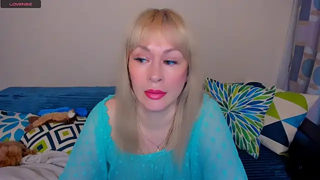 Snapshot of EllenMoore chatting on June 2026 03:08:01 AM EllenMoore online show from June 2026 03:08:01 AM