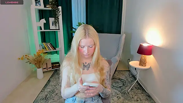Snapshot of Laly_Peach chatting on April 2026 11:27:02 AM Laly Peach online show from April 2026 11:27:02 AM