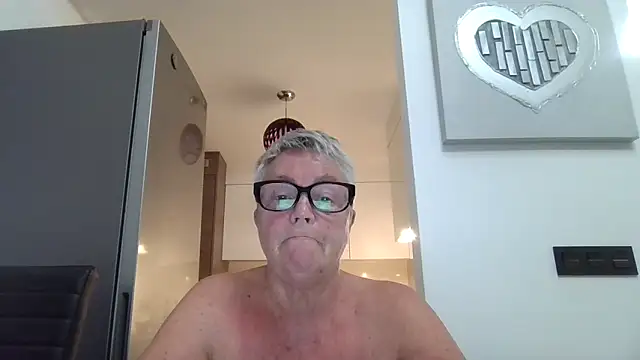 GrannyChrissy68 online show from October 2025 09:32:02 PM