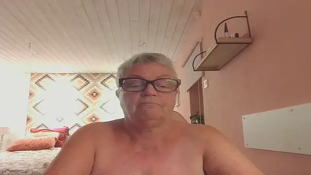 GrannyChrissy68 online show from November 2025 10:43:02 PM