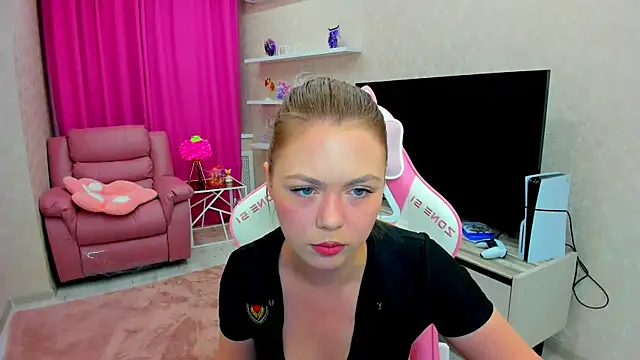 Strawberrye online show from October 2025 03:28:01 AM