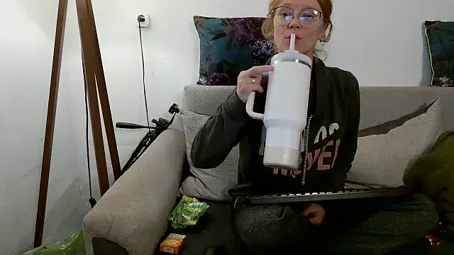 little-leni online show from October 2025 08:15:01 PM