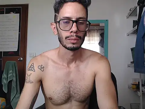 Snapshot of alisterxxx chatting on June 2026 03:42:02 PM alisterxxx online show from June 2026 03:42:02 PM