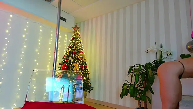 girl nextd00r online show from December 2024 01:22:02 PM