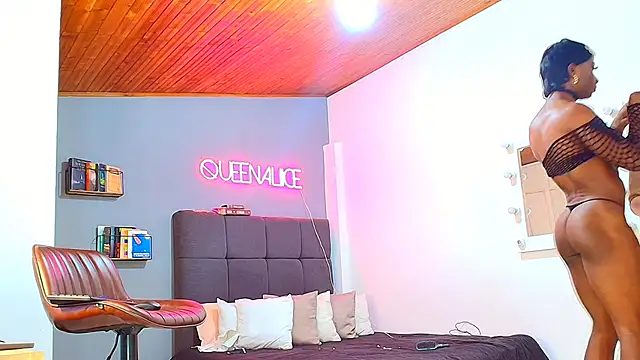 queenaliice online show from February 2026 07:18:01 PM