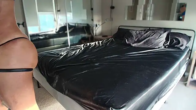 MikyFoxx online show from December 2025 10:38:01 PM