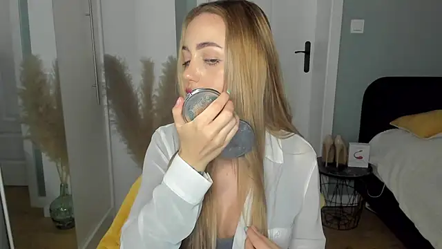 Snapshot of sexyCoralie chatting on April 2026 05:30:01 PM sexyCoralie online show from April 2026 05:30:01 PM