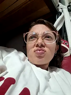 linda-schmidt online show from December 2025 01:02:02 AM