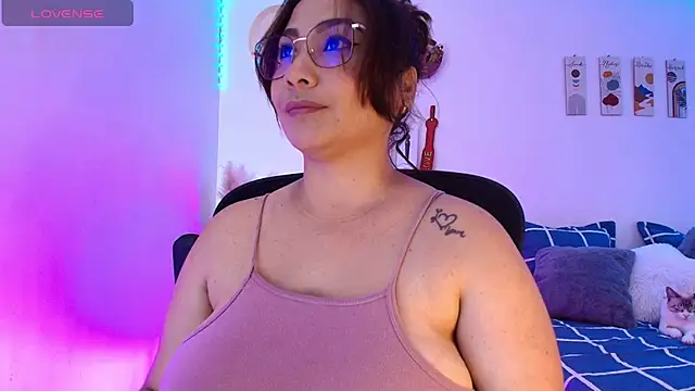 JuliRamirez online show from December 2024 03:52:01 PM