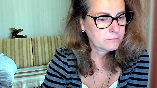 Snapshot of lauraoven chatting on September 2025 07:02:01 AM lauraoven online show from September 2025 07:02:01 AM