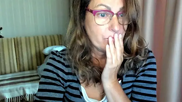 Snapshot of lauraoven chatting on October 2025 09:16:01 AM lauraoven online show from October 2025 09:16:01 AM