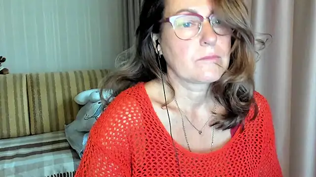 Snapshot of lauraoven chatting on October 2025 06:54:01 AM lauraoven online show from October 2025 06:54:01 AM