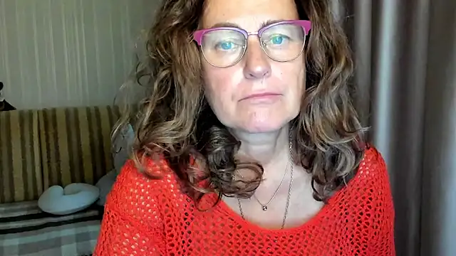 Snapshot of lauraoven chatting on October 2025 01:41:01 PM lauraoven online show from October 2025 01:41:01 PM