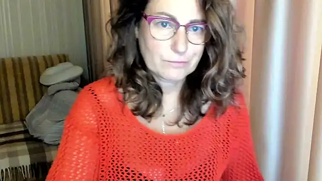 Snapshot of lauraoven chatting on October 2025 07:06:01 AM lauraoven online show from October 2025 07:06:01 AM