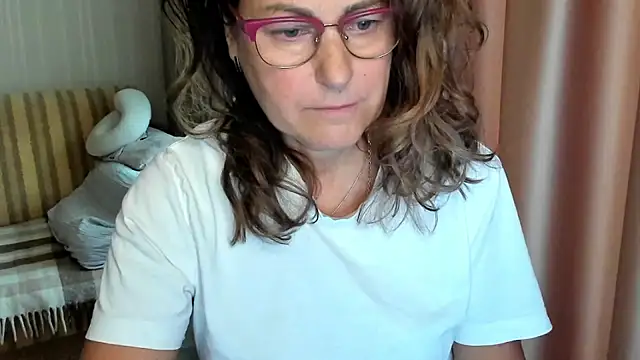 Snapshot of lauraoven chatting on October 2025 07:40:02 AM lauraoven online show from October 2025 07:40:02 AM