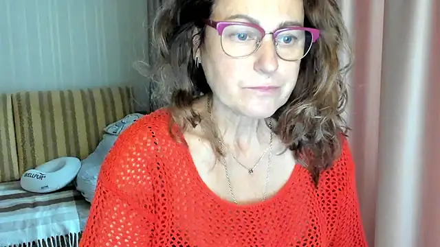 Snapshot of lauraoven chatting on October 2025 09:20:01 AM lauraoven online show from October 2025 09:20:01 AM