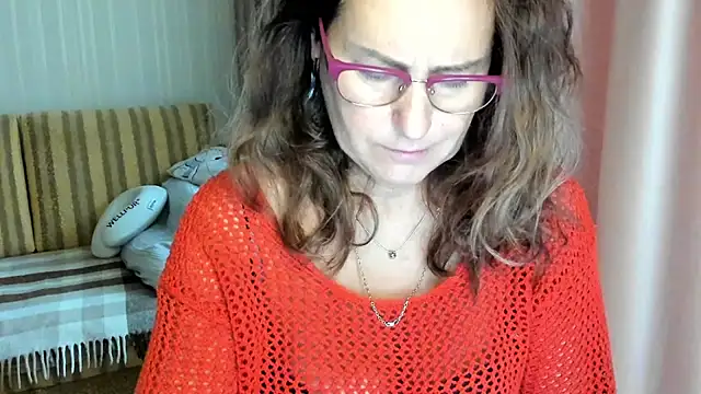 Snapshot of lauraoven chatting on October 2025 08:15:01 AM lauraoven online show from October 2025 08:15:01 AM