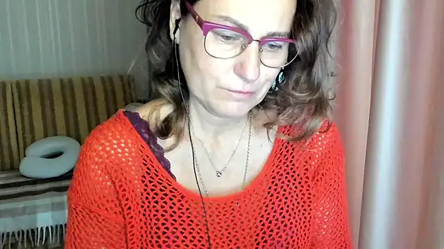 Snapshot of lauraoven chatting on October 2025 06:57:02 AM lauraoven online show from October 2025 06:57:02 AM