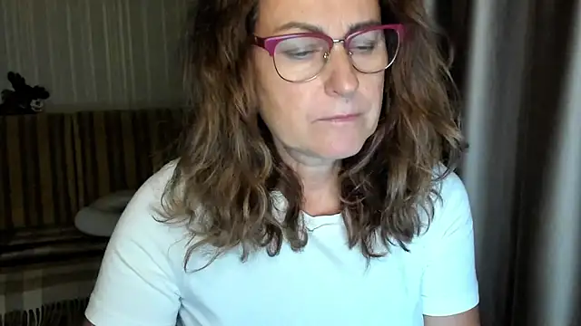 Snapshot of lauraoven chatting on October 2025 03:35:01 PM lauraoven online show from October 2025 03:35:01 PM