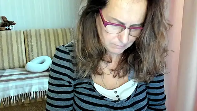 Snapshot of lauraoven chatting on October 2025 07:11:01 AM lauraoven online show from October 2025 07:11:01 AM